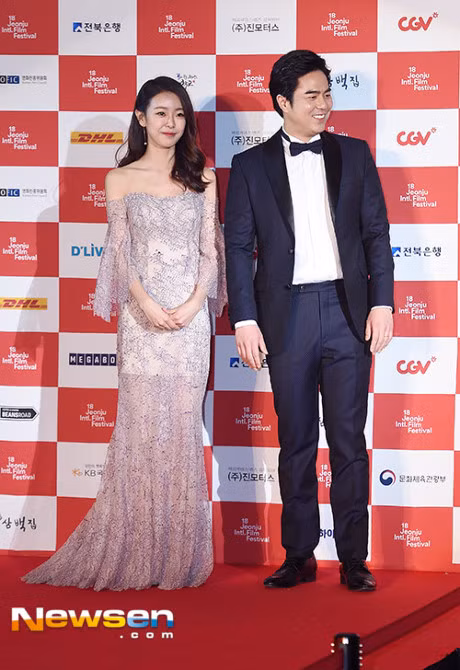 Ha Ji Won quyen ru tren tham do o tuoi U40 - Anh 9