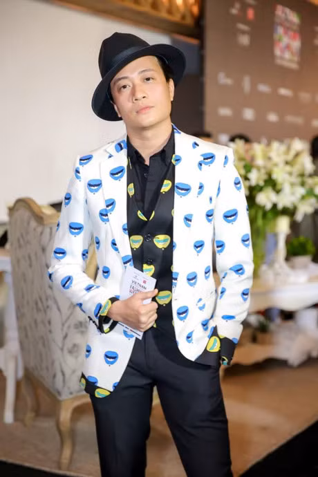 Lương Mạnh Hải nổi bật với áo họa tiết ngộ nghĩnh trên thảm đỏ - Ảnh 3 Luong Manh Hai noi bat voi ao hoa tiet ngo nghinh tren tham do - Anh 3