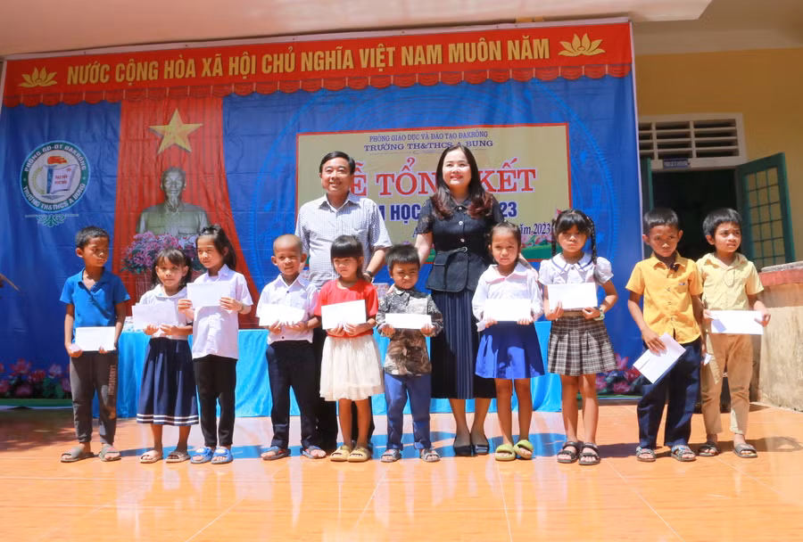 TS Lê Thị Hương - Giám đốc Sở GD&ĐT Quảng Trị cùng đại diện CLB phóng viên thường trú tặng quà đến học sinh.