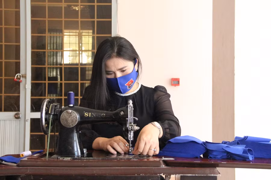 Chị Bạch Thị Mân, Phó Bí thư Tỉnh đoàn Kon Tum tham gia may khẩu trang để phát miễn phí cho các tình nguyện viên "Tiếp sức mùa thi".