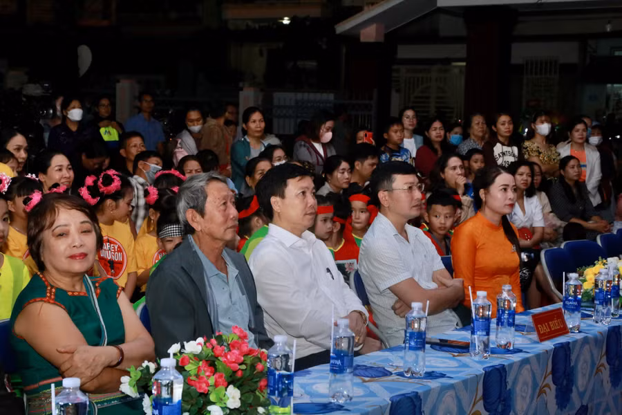 Đại biểu và đông đảo phụ huynh, học sinh đến tham dự.
