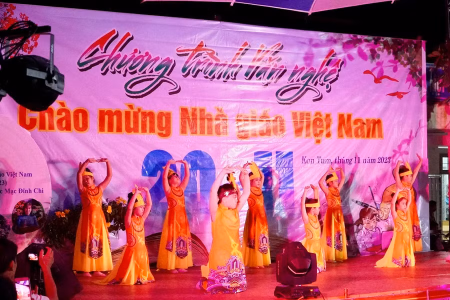 Những tiết mục văn nghệ tri ân thầy, cô giáo.