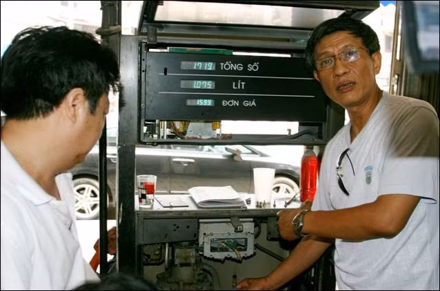 Cây xăng "móc túi" khách hàng trắng trợn ngay giữa Thủ đô ảnh 4 Đầu đấu vào thệ thống điều khiển bên dưới cột bơm xăng nhằm tránh sự phát hiện của cơ quan chức năng