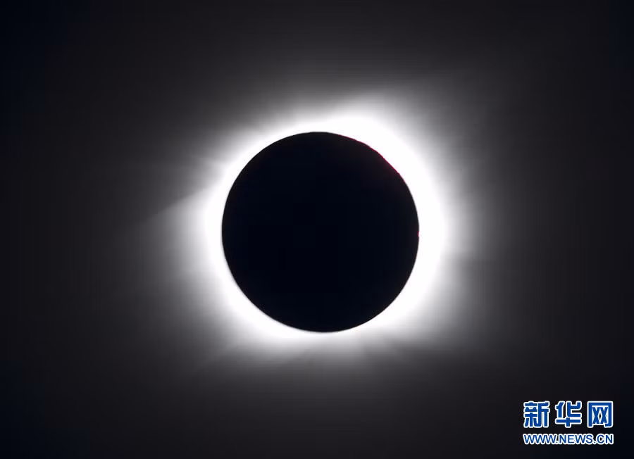 Thái Bình Dương tối sầm vì nhật thực toàn phần ảnh 1