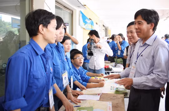 Phó vụ trưởng Vụ CTSH-SV Nguyễn Đăng Mạnh động viên tinh thần các bạn Sinh viên tình nguyện. Ảnh, gdtd.vn