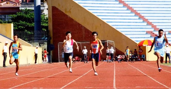 Các VĐV chạy vòng loại cự ly 100m 