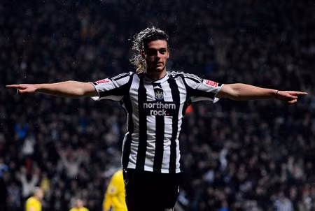 Andy Carroll được hy vọng sẽ theo bước chân của các huyền thoại của Newcastle 10.jpg