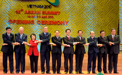 Trưởng đoàn các nước ASEAN tại lễ khai mạc Hội nghị Cấp cao ASEAN vào tháng 4/2010 tại Hà Nội.