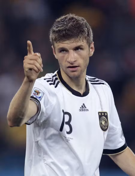  1. Thomas Mueller (Đức): Thomas Muellers đang tiến lên rất nhanh qua các xếp hạng. Lần đầu xuất hiện ở đấu trường World Cup Mới 21 tuổi nhưng ở Mueller đã hội đủ phẩm chất của một tài năng lớn: lối chơi đĩnh đạc, những cú dốc bóng thần sầu, mạnh mẽ nhưng cũng đầy kĩ thuật; khả năng chớp thời cơ, nhãn quan chiến thuật tốt và tinh thần đồng đội rất cao.
