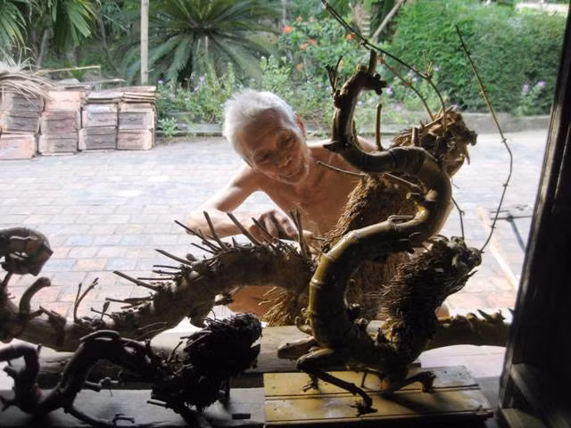 Nghệ nhân Lê Mưu đang nỗ lực cho ra đời một sản phẩm