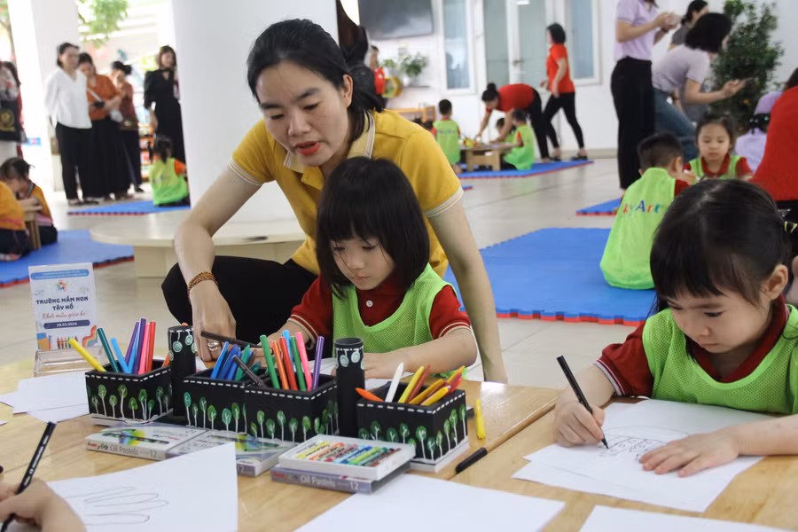 Miệt mài vẽ tranh. Miệt mài vẽ tranh.