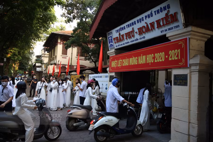 Ngay từ sáng sớm, học sinh trường THPT Trần Phú (Hoàn Kiếm- Hà Nội) đã có mặt tại trường để chuẩn bị cho lễ khai giảng.