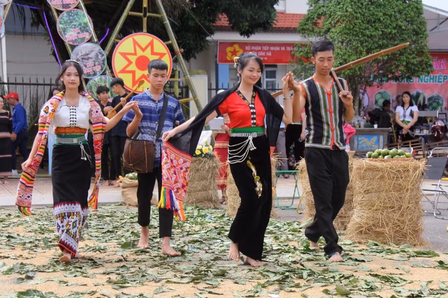 Người dân trình diễn trang phục các dân tộc trên địa bàn tỉnh. Người dân trình diễn trang phục các dân tộc trên địa bàn tỉnh.