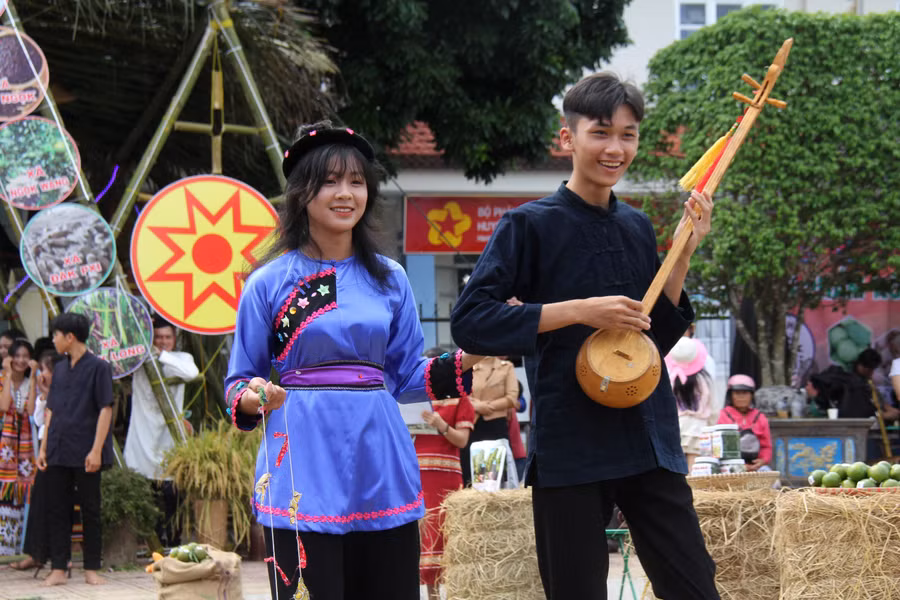 Nam thanh, nữ tú trong bộ trang phục truyền thống. Nam thanh, nữ tú trong bộ trang phục truyền thống.