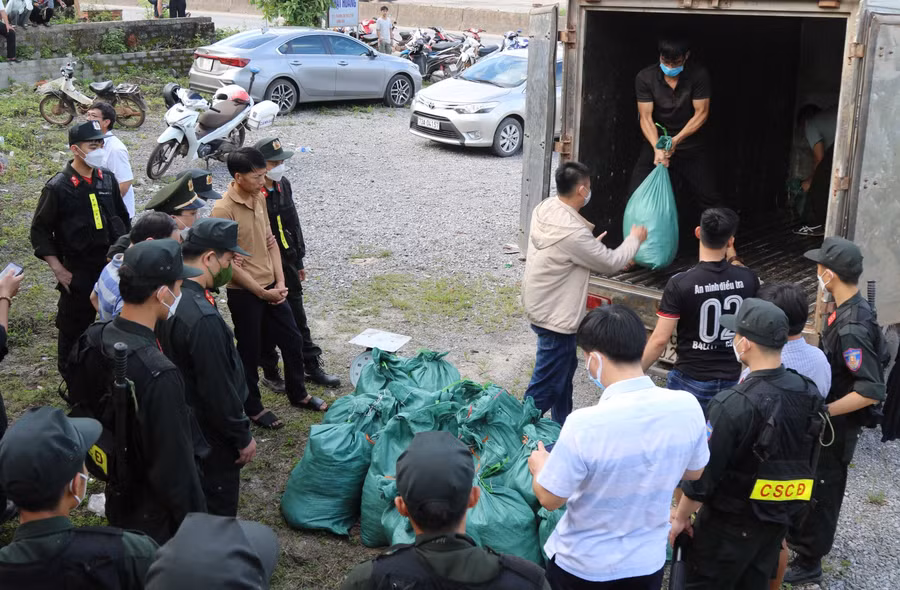 Lực lượng chức năng thu giữ tang vật trong vụ án (Ảnh: CAQB).