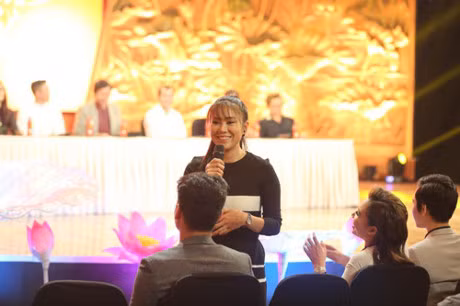Le Phuong tay trong tay nguoi yeu, tu choi tra loi tin don mang thai - Anh 4