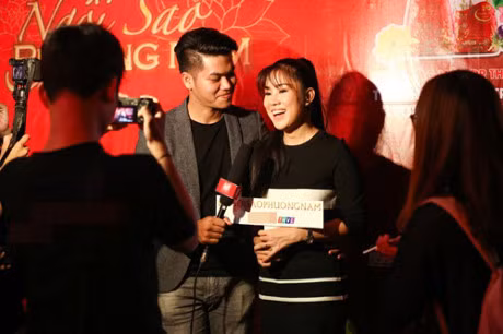 Le Phuong tay trong tay nguoi yeu, tu choi tra loi tin don mang thai - Anh 1