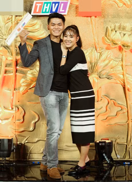 Le Phuong tay trong tay nguoi yeu, tu choi tra loi tin don mang thai - Anh 2