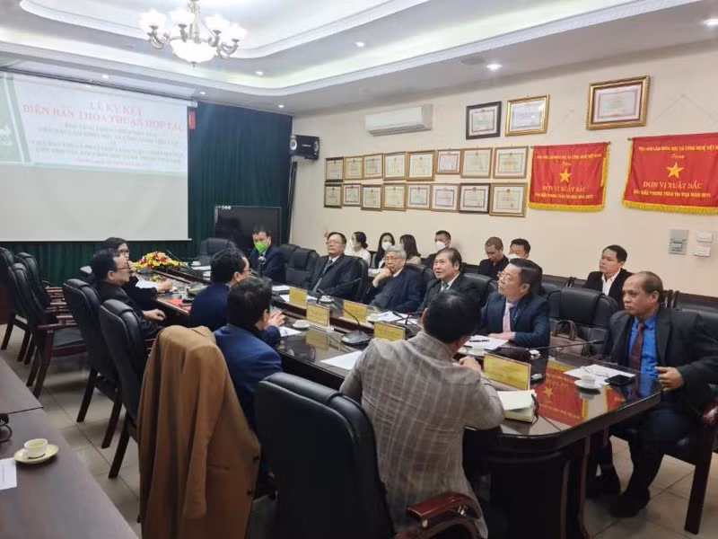 Viện Bảo tồn và phát triển Sâm Ngọc Linh Việt Nam ký kết hợp tác với Bảo tàng thiên nhiên Việt Nam