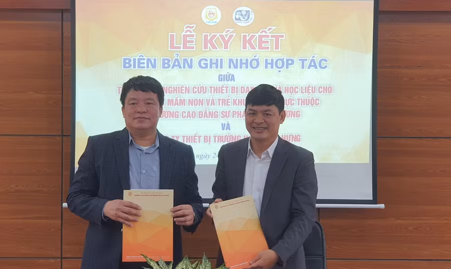 Lễ ký kết giữa Trung tâm Nghiên cứu thiết bị dạy học và học liệu cho giáo dục mầm non, trẻ khuyết tật với Công ty thiết bị trường học Phục Hưng.