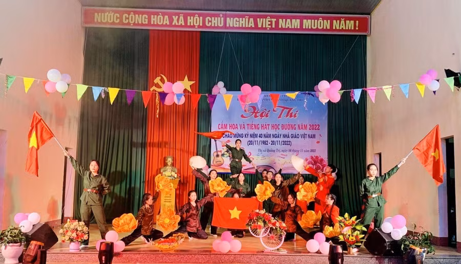 Học sinh tham gia diễn văn nghệ chào mừng Kỷ niệm 40 năm ngày Nhà giáo Việt Nam.