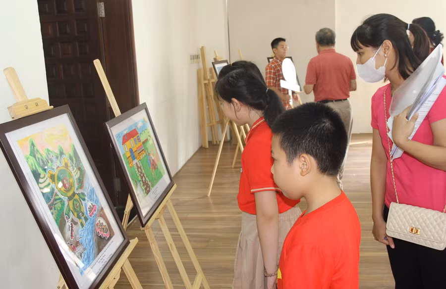 Sự kiện thu hút đông đảo học sinh và phụ huynh tham gia.