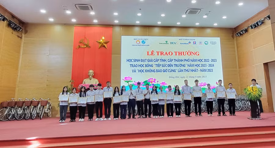 Hội Khuyến học TP Đồng Hới (Quảng Bình) trao học bổng “tiếp sức đến trường” và học bổng “học không bao giờ cùng”.