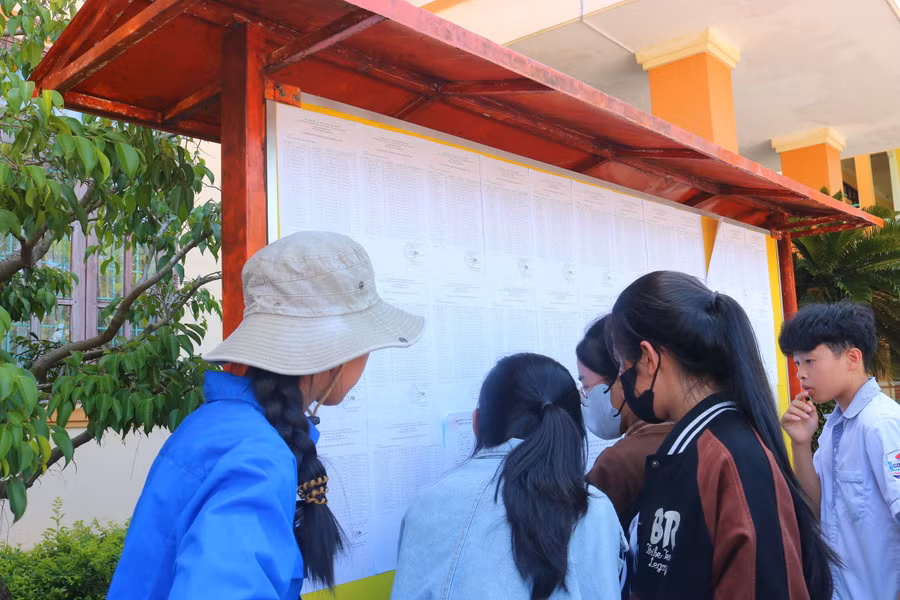Thí sinh kiểm tra thông tin về số báo danh, phòng thi.