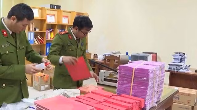 Tang vật vụ sản xuất pháo bị Công an tỉnh Phú Thọ triệt phá.