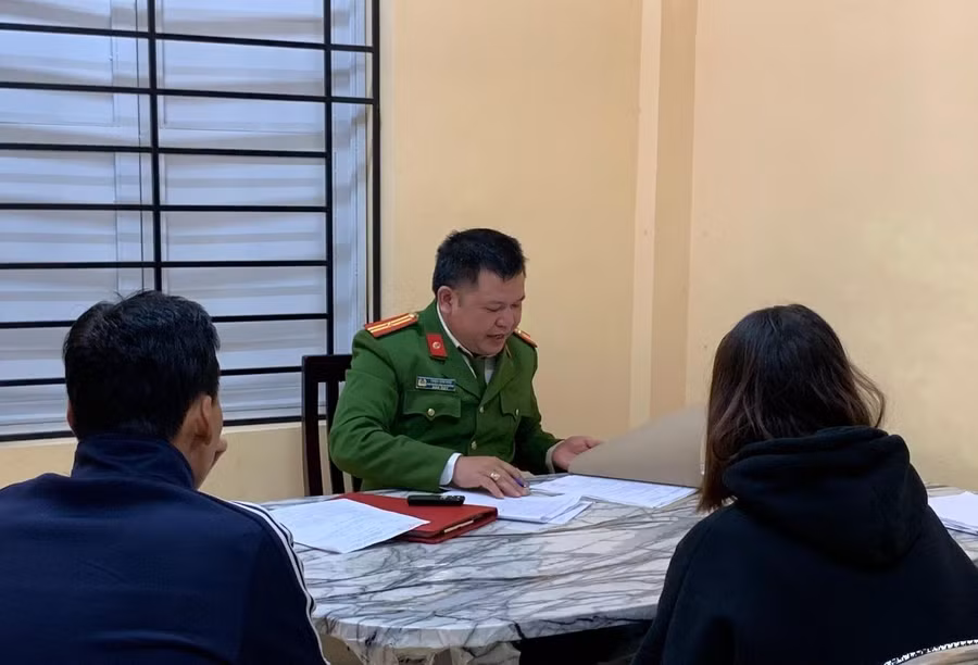 N.T.T.M. cùng người thân làm việc với cơ quan công an.
