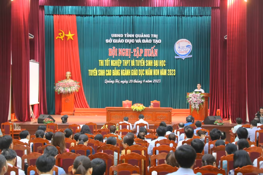 Hội nghị thi tốt nghiệp THPT năm 2023 với sự tham gia của cán bộ quản lý, giáo viên các trường học.