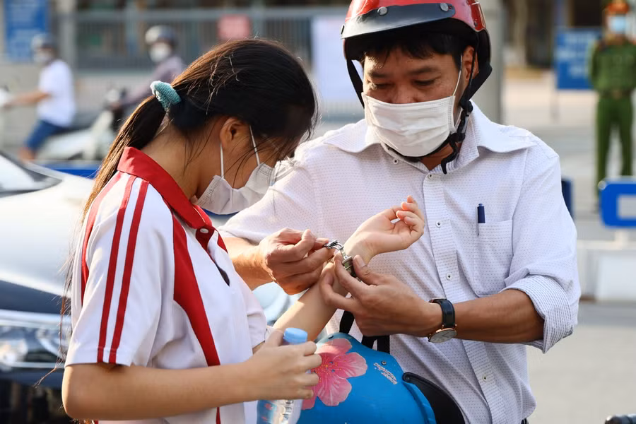 Tại điểm thị Trường THCS Dịch Vọng, phụ huynh đưa con em mình đến từ khá sớm.