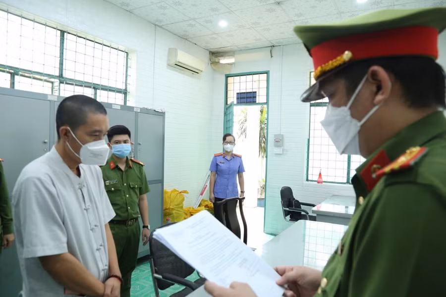 Cơ quan CSĐT Công an Bình Dương tống đạt các quyết định khởi tố bị can đối với Đặng Văn Chuyền.