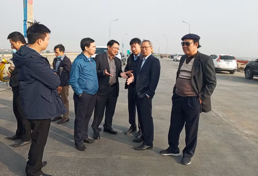 Các chuyên gia kiểm tra thực tế hiện trường Cầu Thăng Long