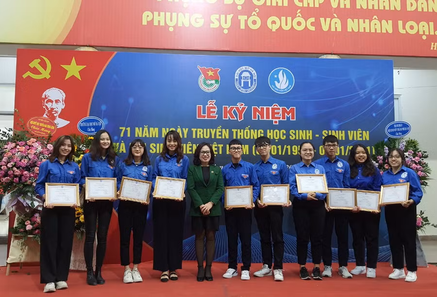 PGS.TS Nguyễn Thị Nhung - Phó Hiệu trưởng Trường ĐH Mở Hà Nội trao Giấy khen cho các tập thể, cá nhân đạt thành tích xuất sắc trong phong trào Đoàn - Hội