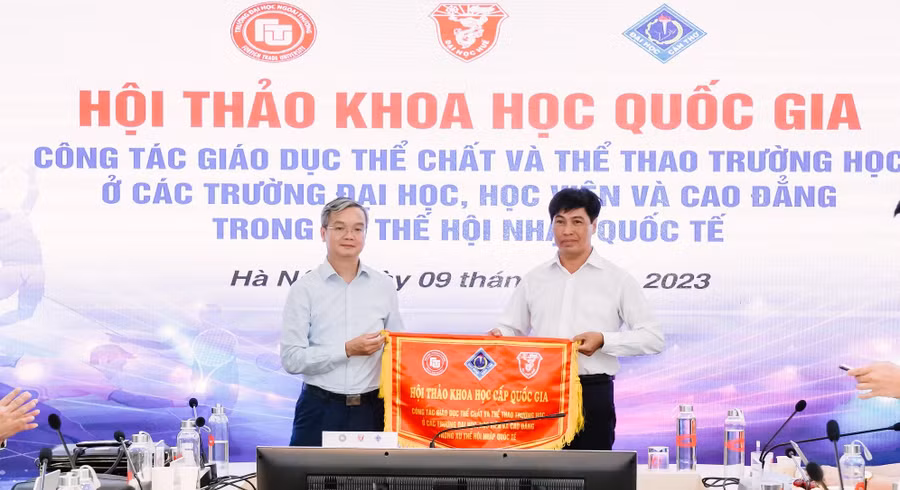 Trao cờ đăng cai từ đại diện Trường ĐH Ngoại thương tới đại diện Trường ĐH Cần Thơ - Đơn vị tổ chức Hội thảo Quốc gia năm 2024.
