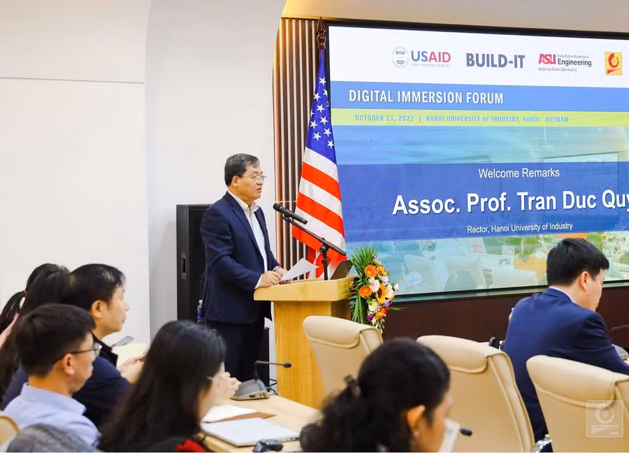 PGS.TS Trần Đức Quý - Hiệu trưởng nhà trường phát biểu tại Diễn đàn. PGS.TS Trần Đức Quý - Hiệu trưởng nhà trường phát biểu tại Diễn đàn.