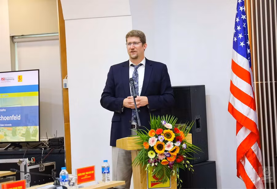 TS Robert Schoenfeld - Quản lý Chương trình, Đại học bang Arizona, Hoa Kỳ phát biểu khai mạc. TS Robert Schoenfeld - Quản lý Chương trình, Đại học bang Arizona, Hoa Kỳ phát biểu khai mạc.