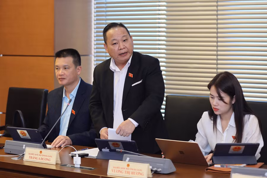 Đại biểu Tráng A Dương - Đoàn ĐBQH tỉnh Hà Giang nêu quan điểm.