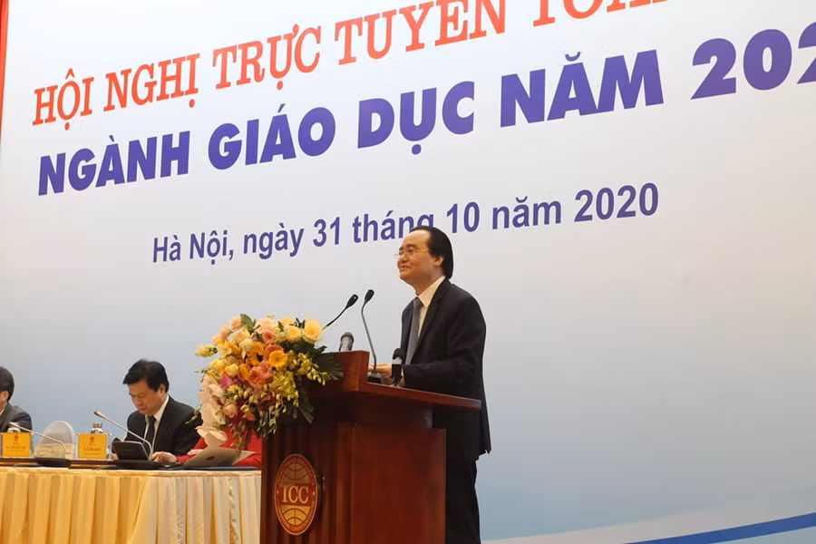 Bộ trưởng Phùng Xuân Nhạ phát biểu kêu gọi các đại biểu tham dự Hội nghị chung tay ủng hộ thầy - trò miền Trung bị ảnh hưởng bởi mưa bão