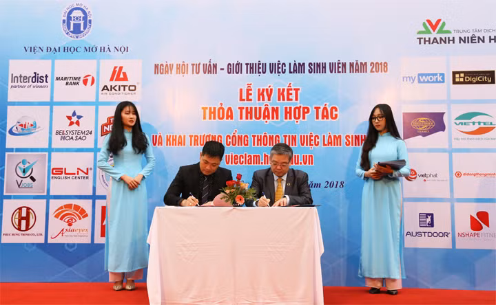 Viện trưởng Viện Đại học Mở Hà Nội Trương Tiến Tùng ký kết hợp tác với 40 doanh nghiệp