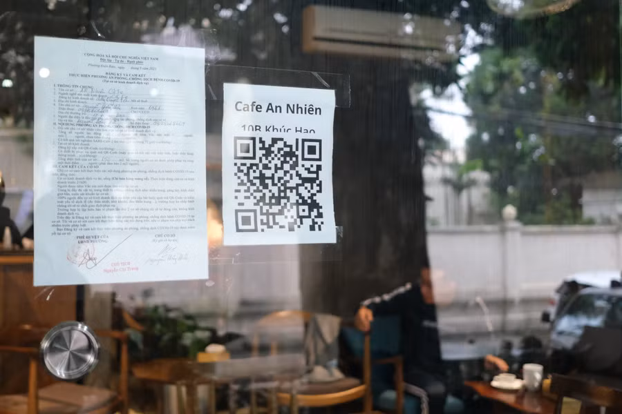 Qua kiểm tra tại 1 số quán tại địa bàn, nhiều nơi khách hàng chưa quét mã QR khi vào quán, lực lượng chức năng đã tiến hành xử lý, lập biên bản đối với chủ quán.