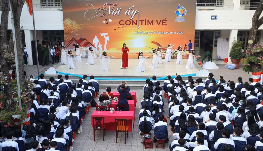 Tiết sinh hoạt dưới cờ của Trường THPT Hoàng Cầu với chủ đề: Trách nhiệm với gia đình mang: Nơi ấy con con tìm về.
