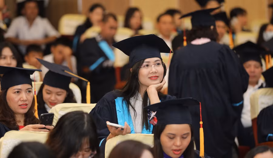 Các tân thạc sỹ, tiến sỹ trong lễ trao bằng tốt nghiệp.