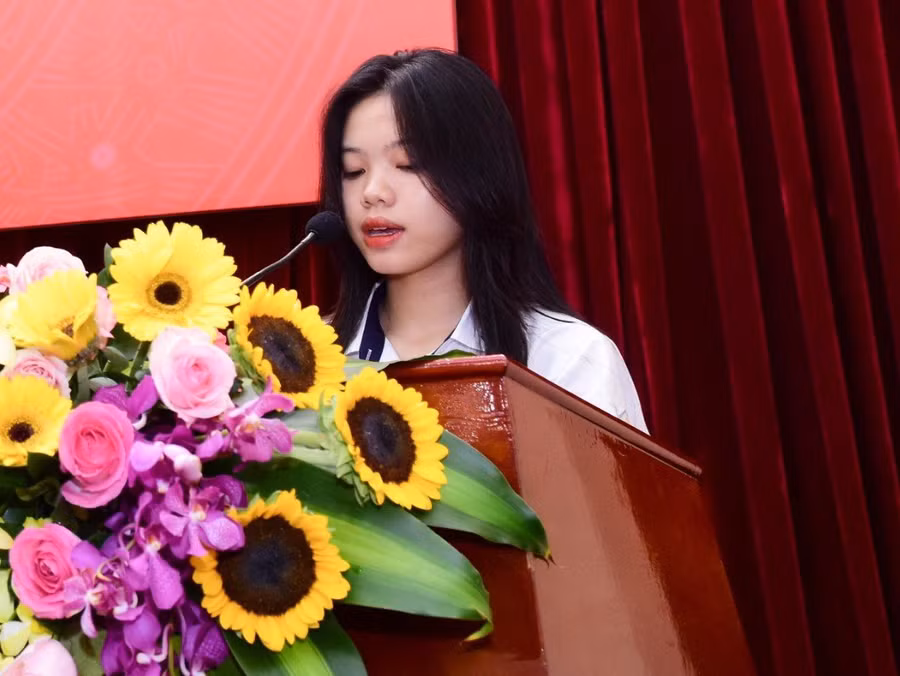 Em Trần Minh Châu phát biểu cảm tưởng tại lễ khai mạc.
