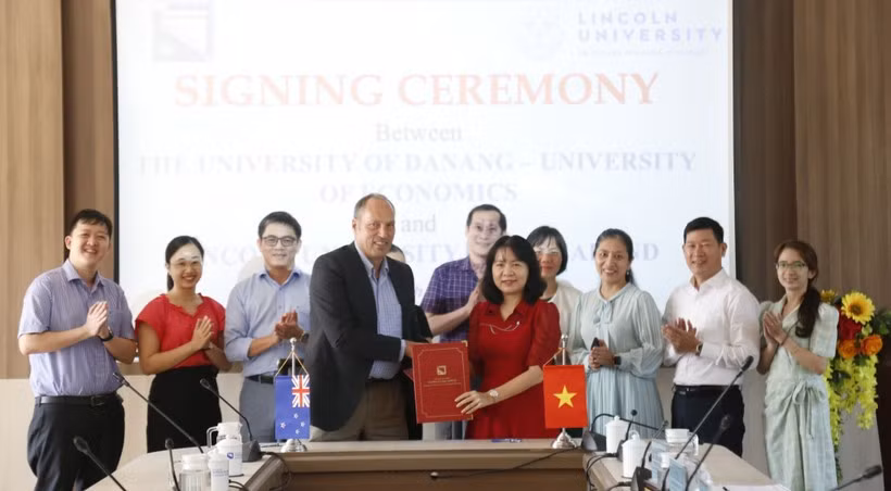 Trường ĐH Kinh tế, Đại học Đà Nẵng ký kết hợp tác với Đại học Lincoln (New Zealand) thông qua thỏa thuận hợp tác chuyển tiếp sinh viên theo hình thức 2 + 2. Ảnh: NTCC
