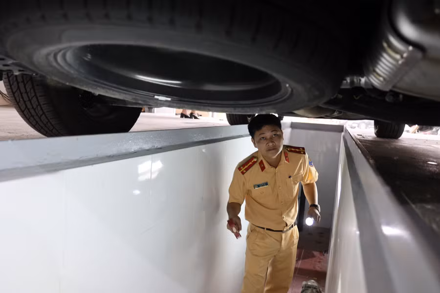 Việc hỗ trợ lực lượng và dây chuyền đăng kiểm của lực lượng công an nhằm giải quyết tình trạng ùn tắc đăng kiểm đang xảy ra, chủ yếu tại 2 thành phố lớn là Hà Nội và TP Hồ Chí Minh. Việc hỗ trợ lực lượng và dây chuyền đăng kiểm của lực lượng công an nhằm giải quyết tình trạng ùn tắc đăng kiểm đang xảy ra, chủ yếu tại 2 thành phố lớn là Hà Nội và TP Hồ Chí Minh.