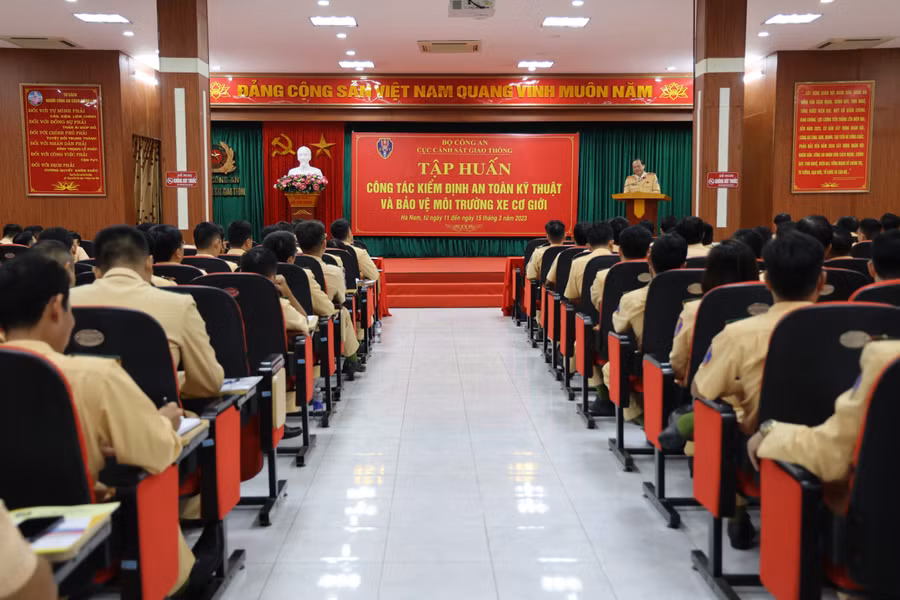 Tập huấn cho 167 chiến sĩ CSGT nhằm tăng cường cho các trung tâm đăng kiểm tại Hà Nội và TP Hồ Chí Minh. Tập huấn cho 167 chiến sĩ CSGT nhằm tăng cường cho các trung tâm đăng kiểm tại Hà Nội và TP Hồ Chí Minh.
