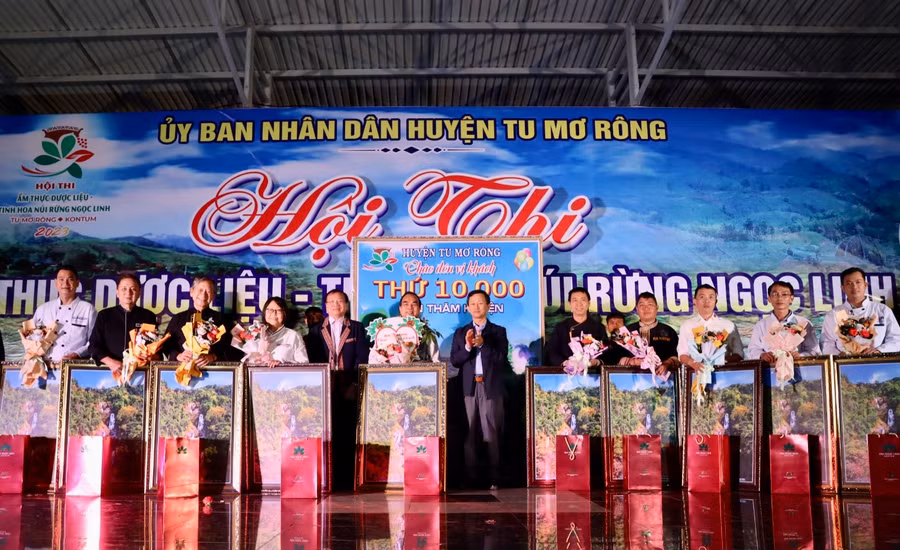 Các du khách được tặng tranh Siu Puông và sản phẩm từ sâm Ngọc Linh. Các du khách được tặng tranh Siu Puông và sản phẩm từ sâm Ngọc Linh.