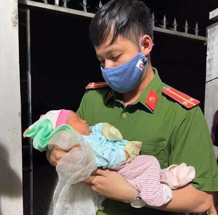 Bé trai sơ sinh bị bỏ rơi được lực lượng công an xã phát hiện.